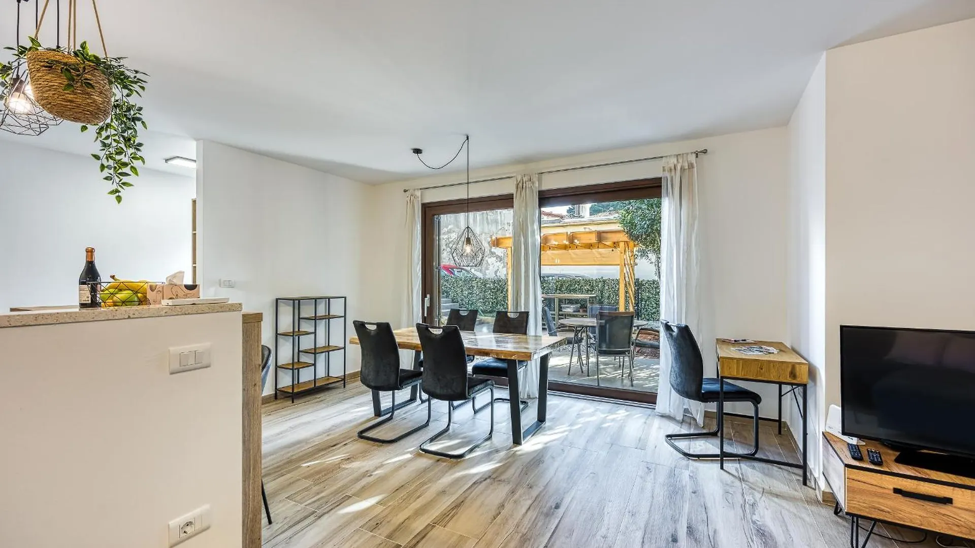 City Center Oasis - Private Parking Pula 0*,  Croatia