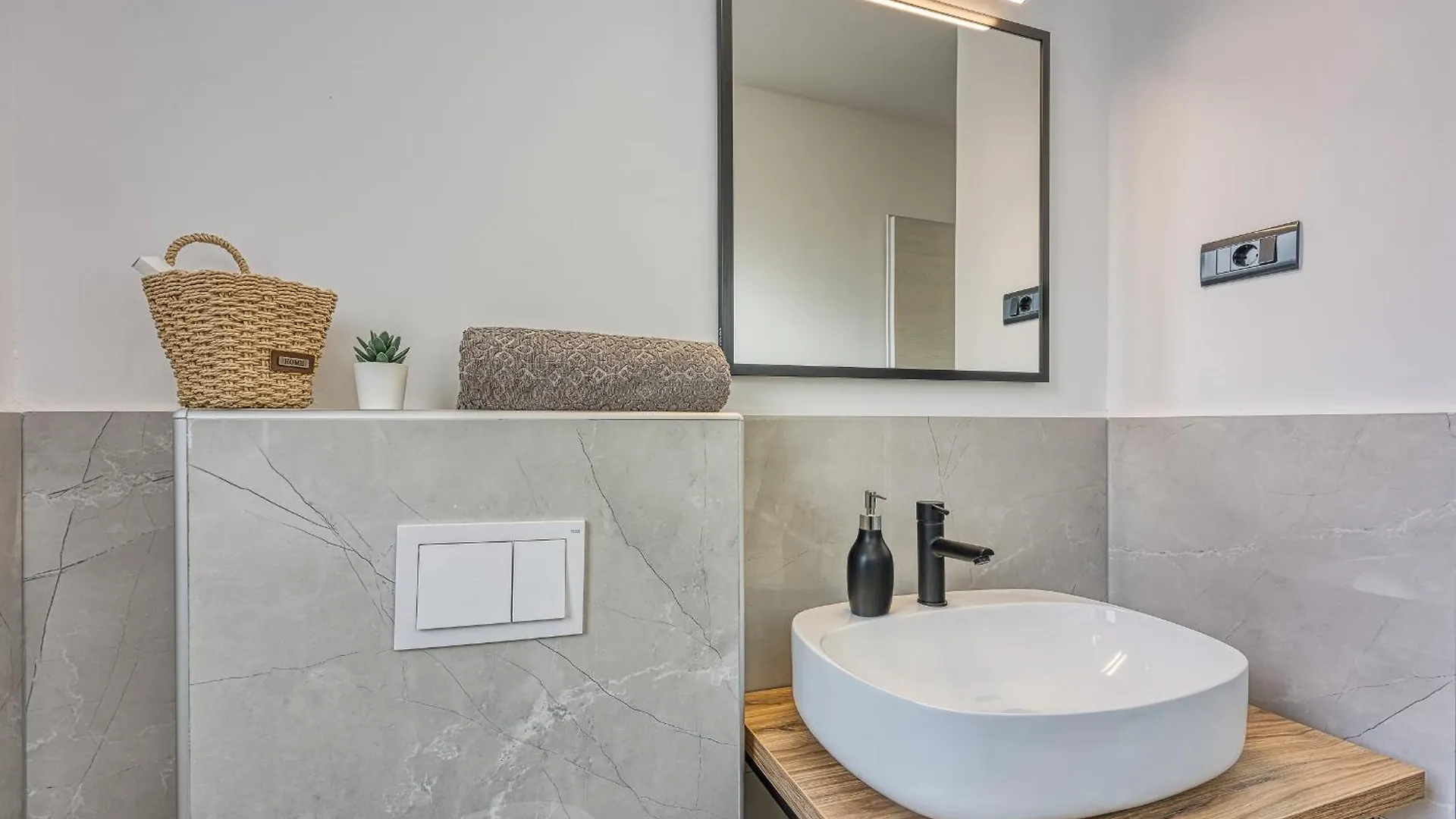 City Center Oasis - Private Parking Pula 0*,
