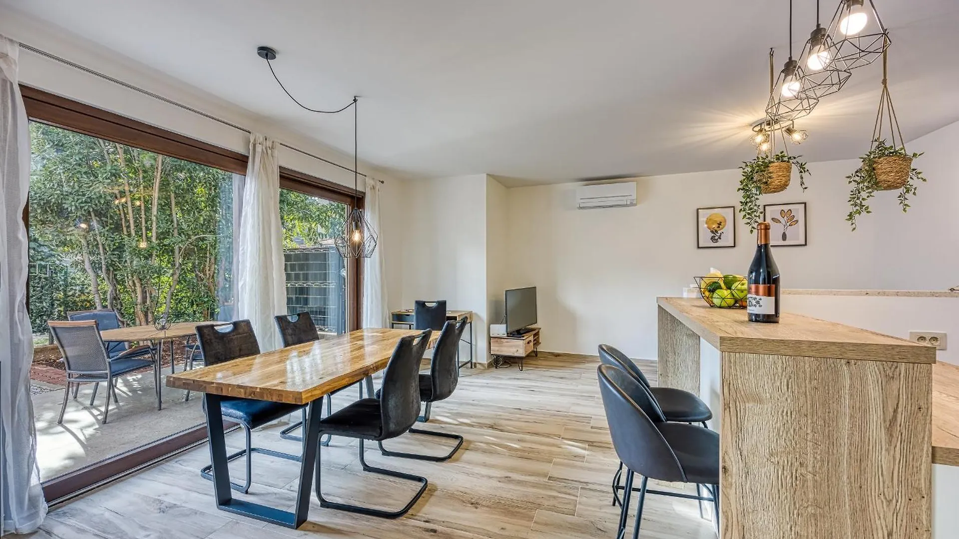 City Center Oasis - Private Parking Pula Apartment