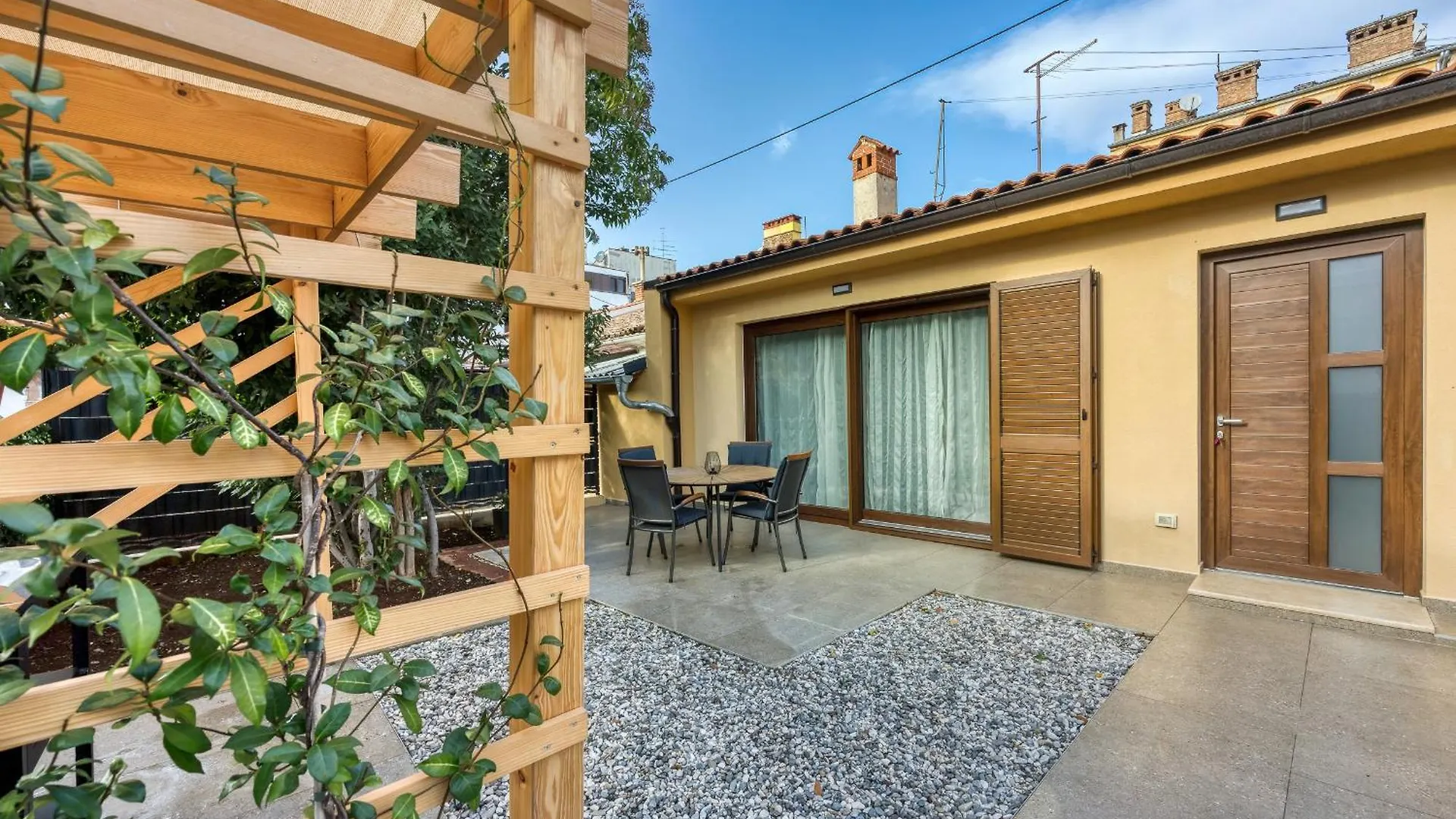 City Center Oasis - Private Parking Pula Apartment